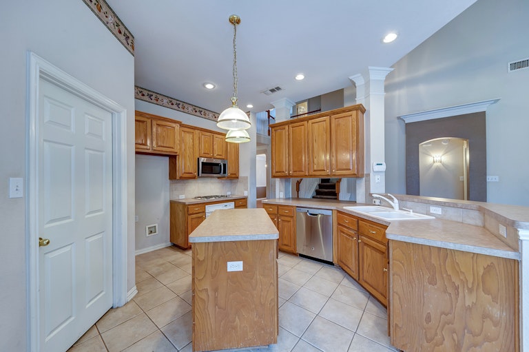 Photo 9 of 34 - 6600 Fox Glen Dr, Arlington, TX 76001