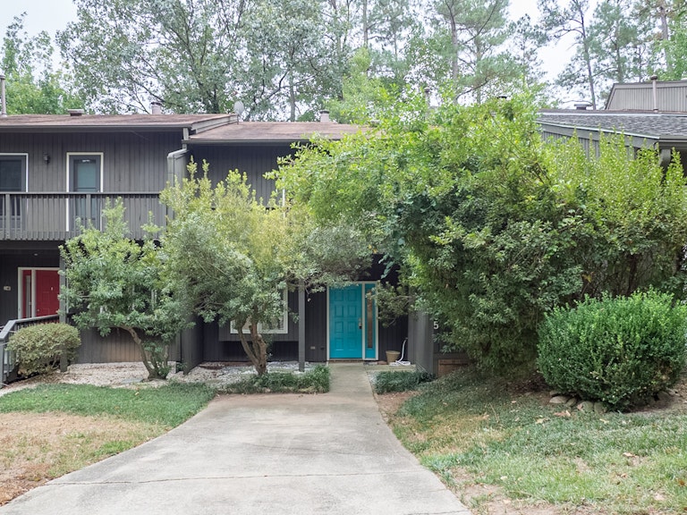 Photo 1 of 30 - 4405 Sunburst Ct, Raleigh, NC 27613