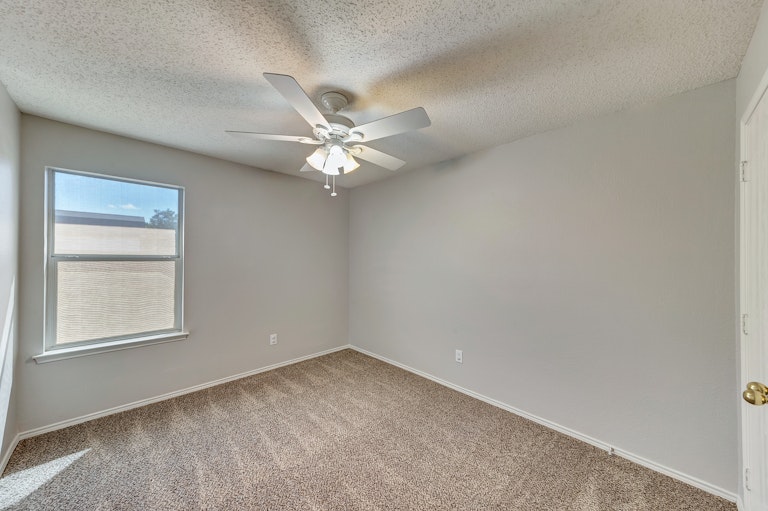 Photo 19 of 27 - 909 Ryanfield Ct, Burleson, TX 76028