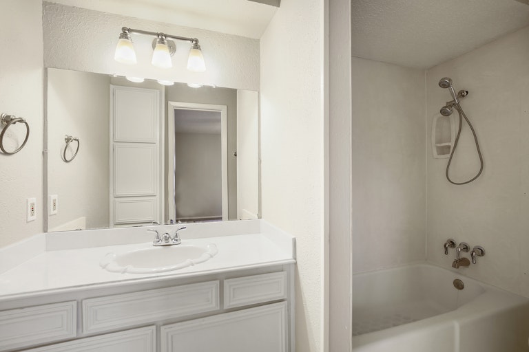 Photo 20 of 26 - 1600 Lexington Pl, Bedford, TX 76022