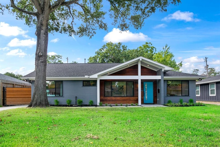 Photo 2 of 26 - 1807 Gardenia Dr, Houston, TX 77018