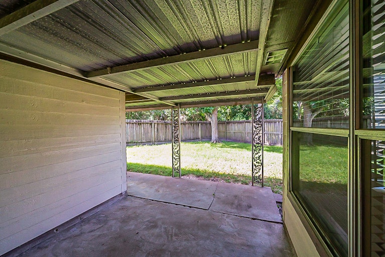 Photo 24 of 28 - 26 Parkbriar Cir, Baytown, TX 77521