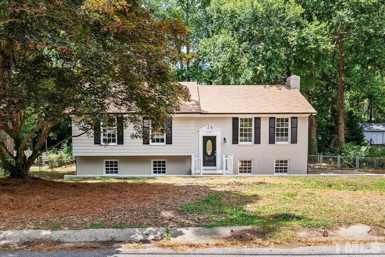 Photo 2 of 29 - 4700 Winterlochen Rd, Raleigh, NC 27603