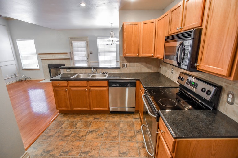 Photo 16 of 36 - 3954 Fernando Dr, Euless, TX 76040