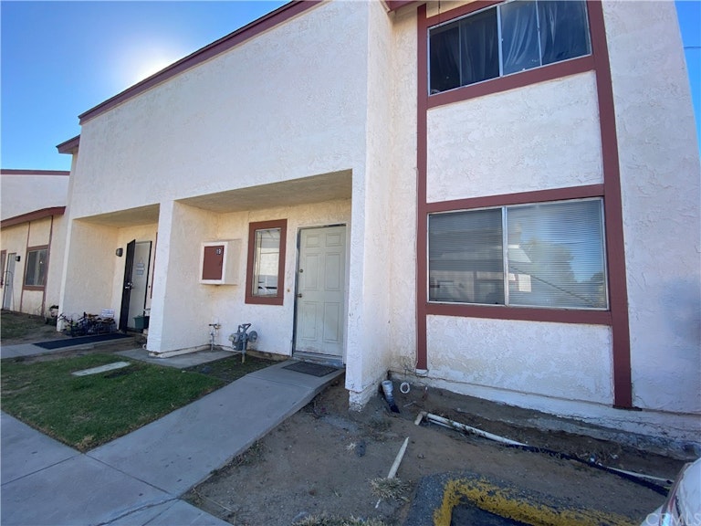 Photo 1 of 4 - 347 N Eucalyptus Ave #19, Rialto, CA 92376