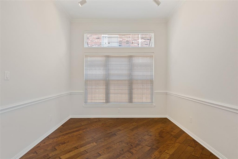 Photo 11 of 28 - 8904 Lakewood Dr, Irving, TX 75063