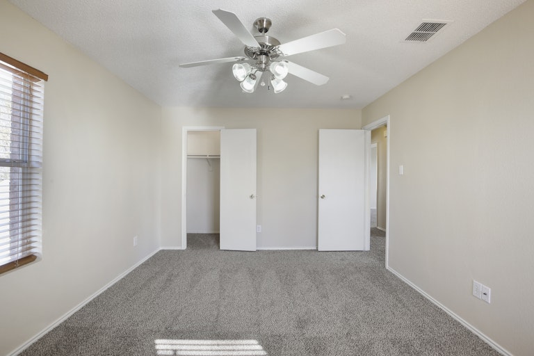 Photo 23 of 30 - 6904 Meadow Way Ln, Fort Worth, TX 76179