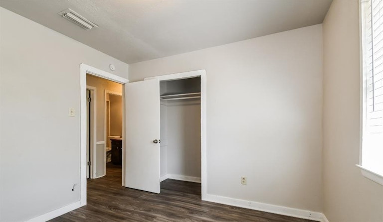 Photo 10 of 30 - 922 SE 5th St, Grand Prairie, TX 75051