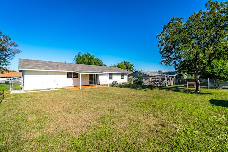 Photo 5 of 21 - 6262 Elm Valley Dr, San Antonio, TX 78242
