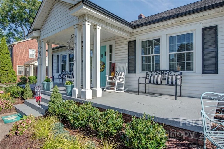 Photo 3 of 22 - 502 W Trade St, Dallas, NC 28034