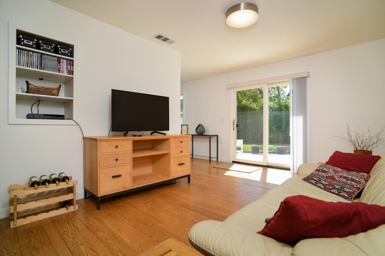 Photo 11 of 68 - 1940 Rolling Hills Rd, Sacramento, CA 95864