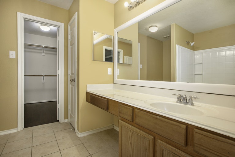 Photo 3 of 17 - 15022 Sunset Villa Ct, Humble, TX 77396