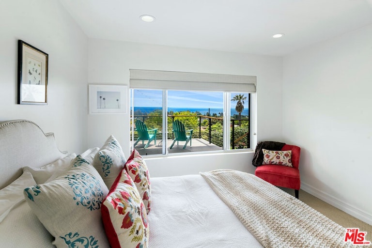 Photo 27 of 54 - 16656 Linda Ter, Pacific Palisades, CA 90272