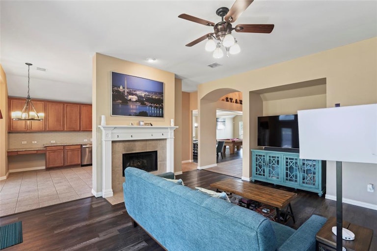 Photo 9 of 39 - 318 Fort Edward Dr, Arlington, TX 76002