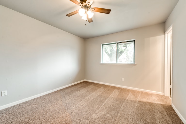 Photo 17 of 29 - 402 Meadowhill Dr, Garland, TX 75043