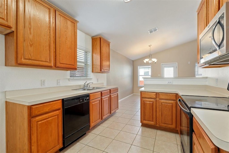 Photo 12 of 25 - 10121 Sourwood Dr, Fort Worth, TX 76244