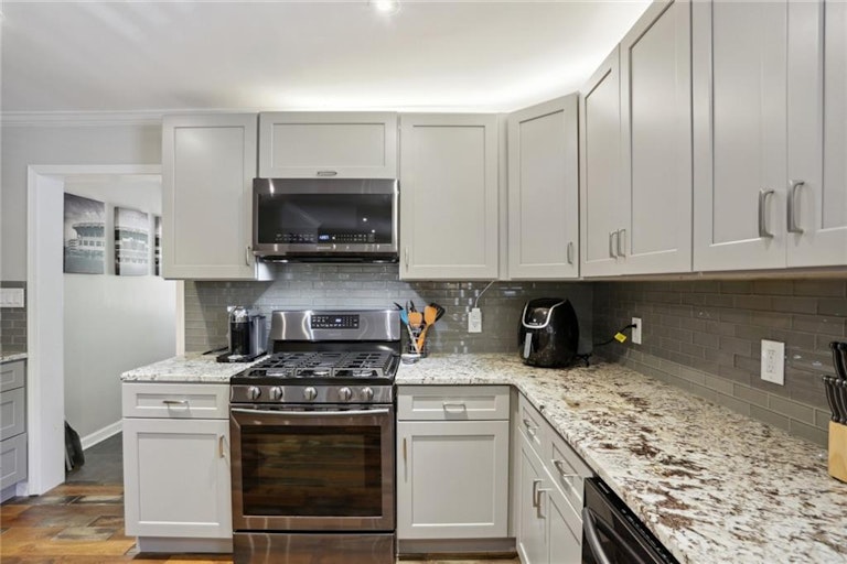Photo 10 of 26 - 1984 Woodland Hills Ave NW, Atlanta, GA 30318