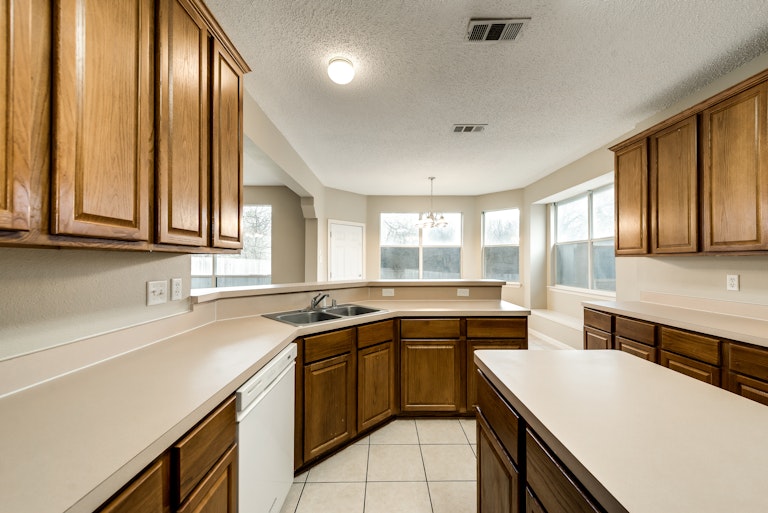 Photo 9 of 30 - 6119 Widgeon Ct, Sachse, TX 75048