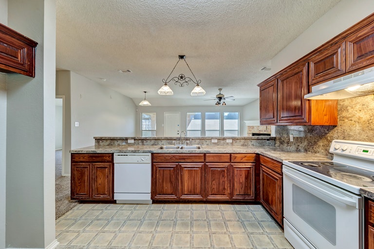 Photo 7 of 27 - 909 Ryanfield Ct, Burleson, TX 76028