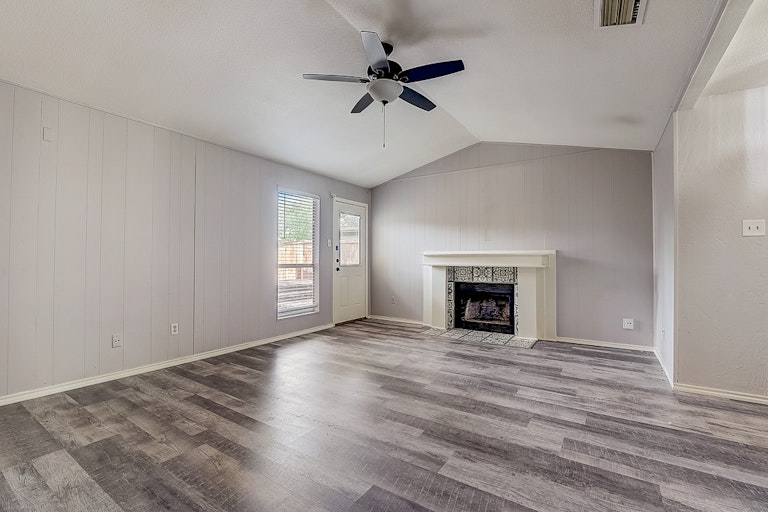 Photo 6 of 38 - 2415 Beverly Hills Ln, Mesquite, TX 75150