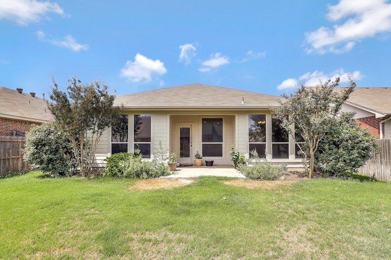 Photo 4 of 26 - 5832 Pearl Oyster Ln, Fort Worth, TX 76179