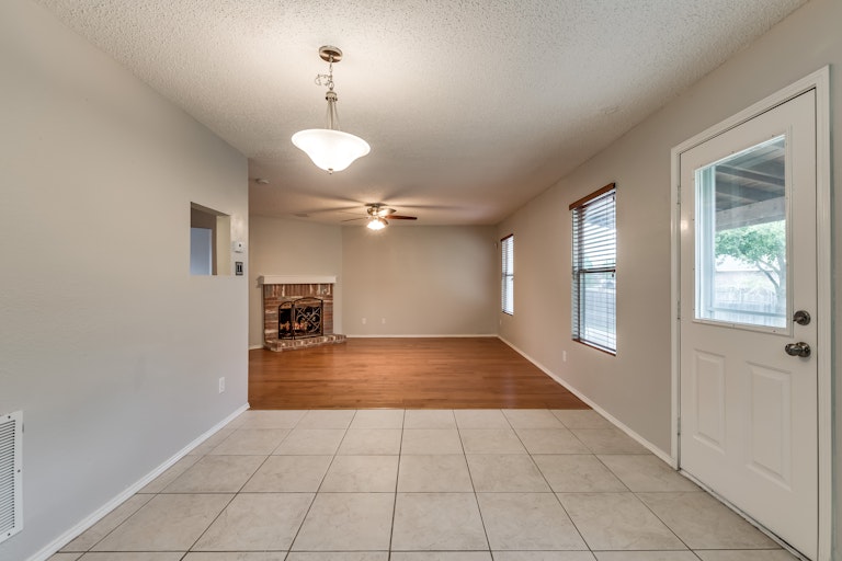 Photo 10 of 31 - 1312 Rambling Brook Trl, Denton, TX 76210