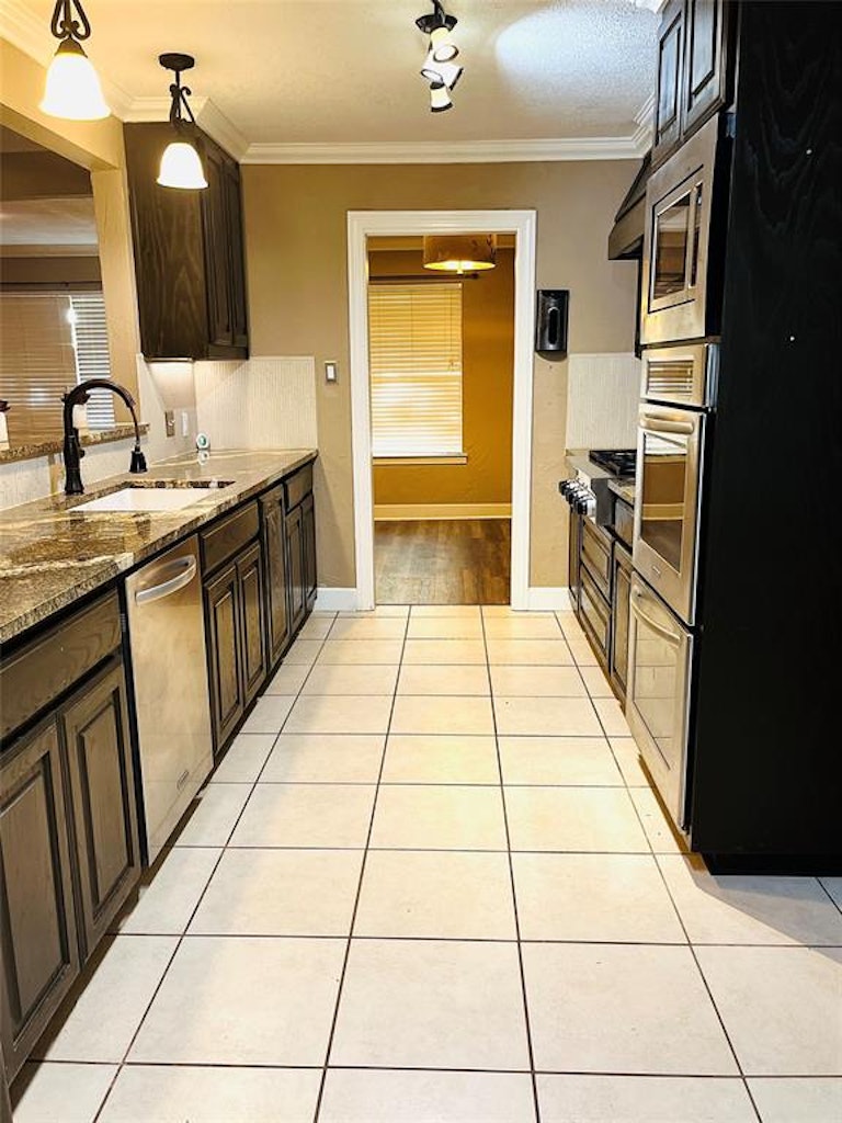 Photo 4 of 22 - 715 Vail Dr, Arlington, TX 76012