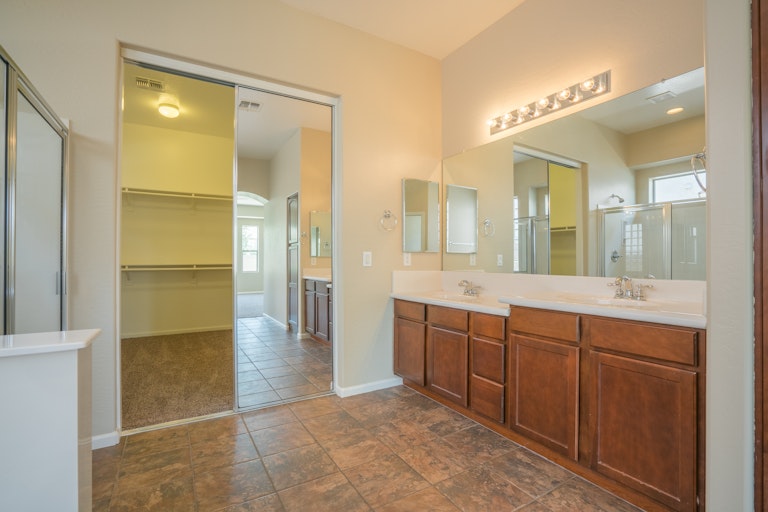 Photo 13 of 32 - 15857 W Mercer Ln, Surprise, AZ 85379