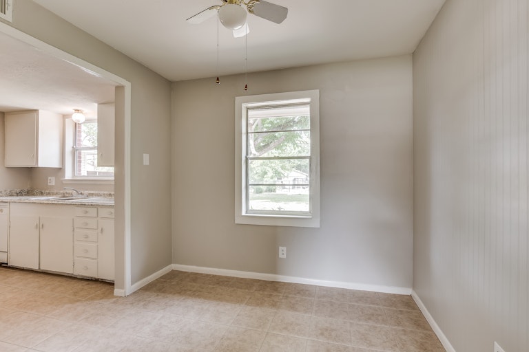 Photo 11 of 25 - 2920 Harlan Dr, Mesquite, TX 75150