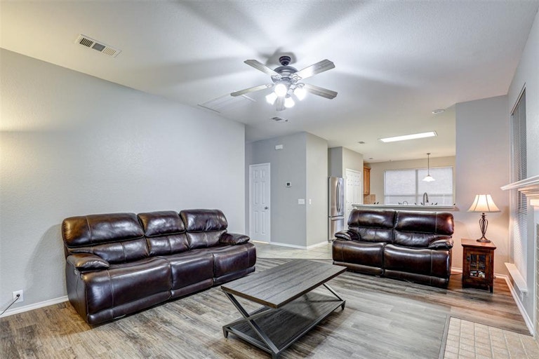 Photo 12 of 31 - 4644 Matthew Dr, Fort Worth, TX 76244
