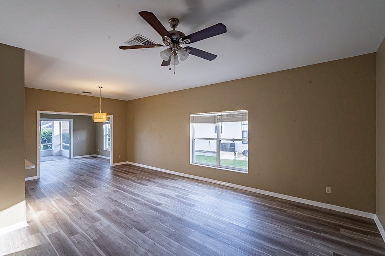Photo 12 of 27 - 443 Sandestin Dr, Winter Haven, FL 33884