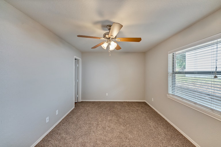 Photo 11 of 20 - 7374 Beckwood Dr, Fort Worth, TX 76112