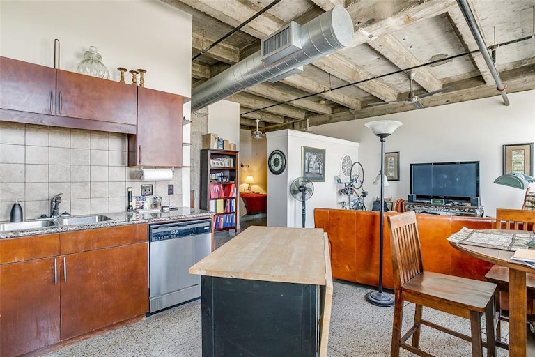 Photo 9 of 30 - 221 W Lancaster Ave #7010, Fort Worth, TX 76102