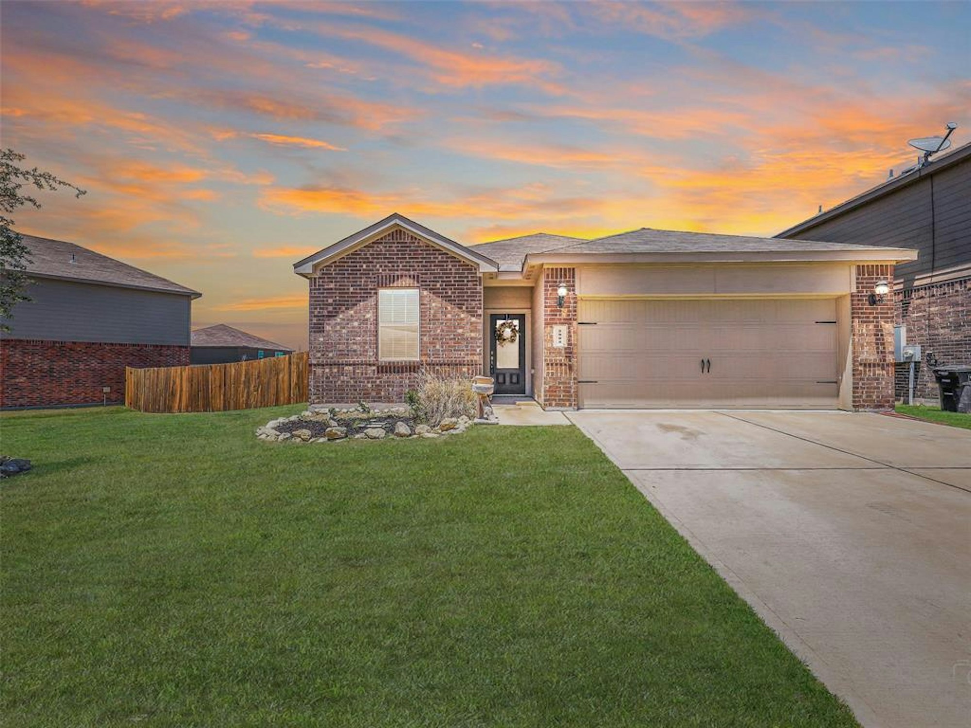 Photo 1 of 25 - 5908 Obsidian Creek Dr, Fort Worth, TX 76179