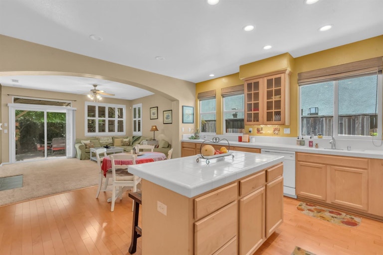 Photo 4 of 35 - 350 Westlake Dr, West Sacramento, CA 95605