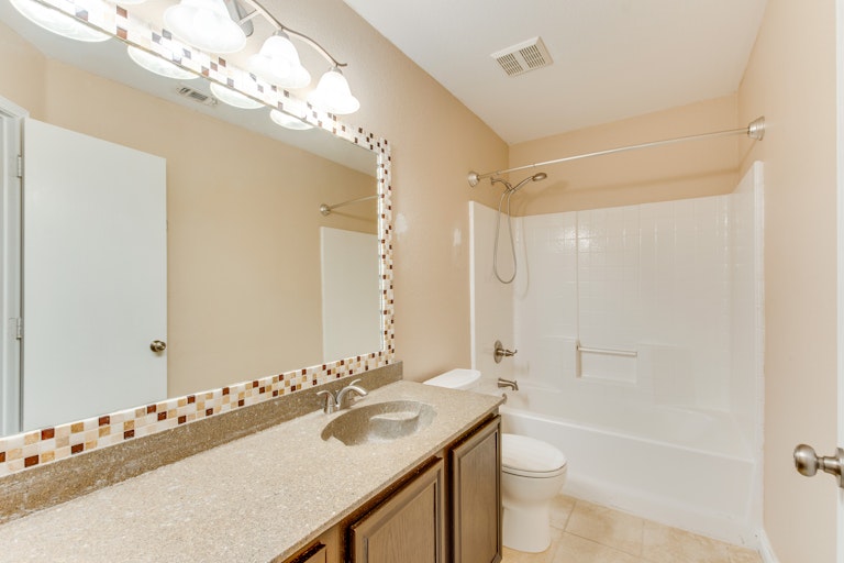 Photo 23 of 28 - 5717 Magnum Dr, Arlington, TX 76018