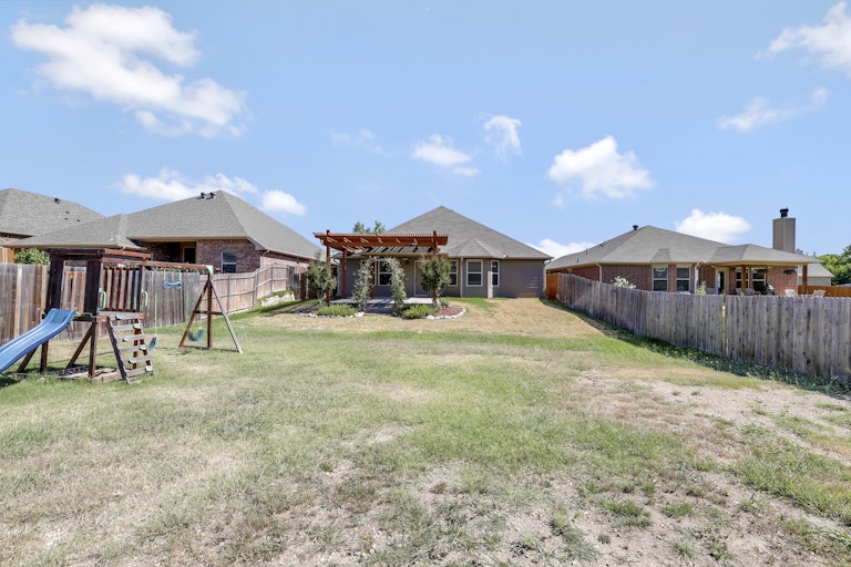 Photo 4 of 25 - 8705 Vista Royale Dr, Fort Worth, TX 76108