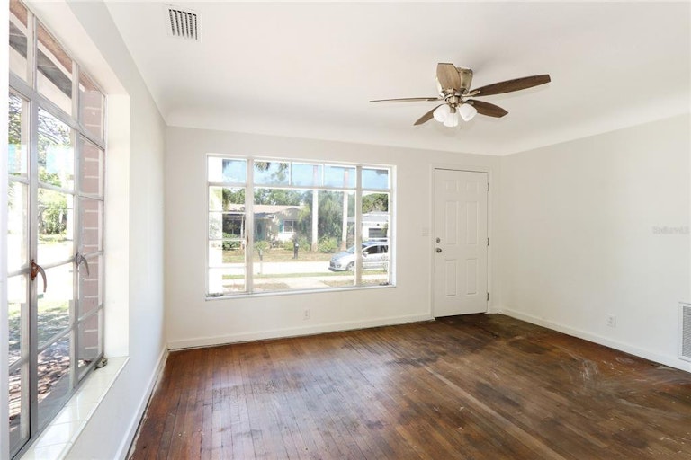 Photo 3 of 35 - 2601 Upton St S, Gulfport, FL 33711