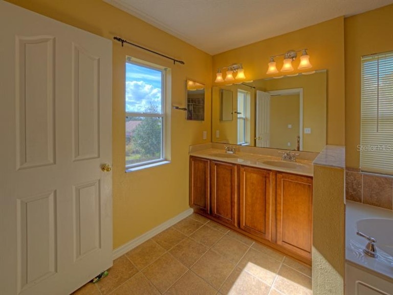 Photo 16 of 25 - 542 Penny Royal Pl, Oviedo, FL 32765