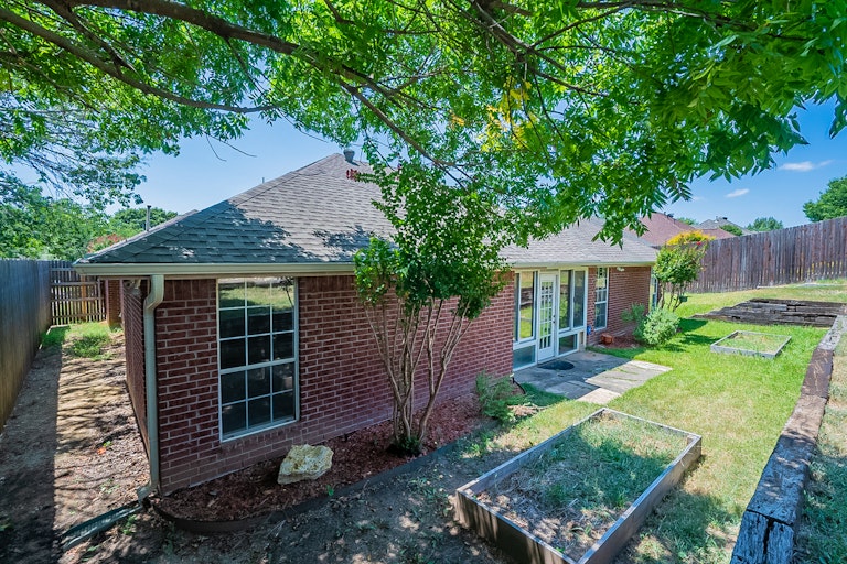 Photo 25 of 25 - 10170 Meadowcrest Dr, Benbrook, TX 76126