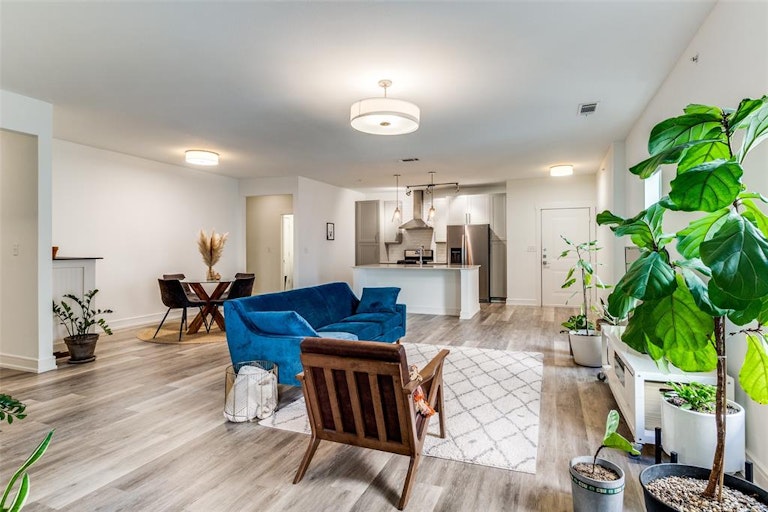 Photo 2 of 17 - 5714 McCommas Blvd #204, Dallas, TX 75206