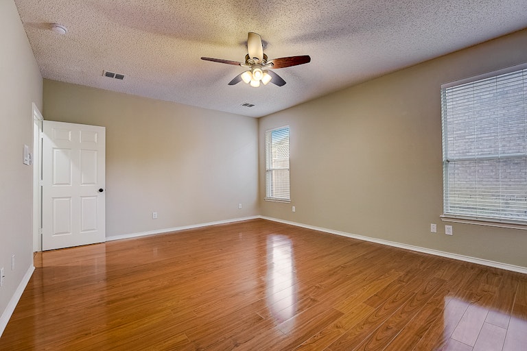 Photo 11 of 37 - 4009 Pear Ridge Dr, The Colony, TX 75056