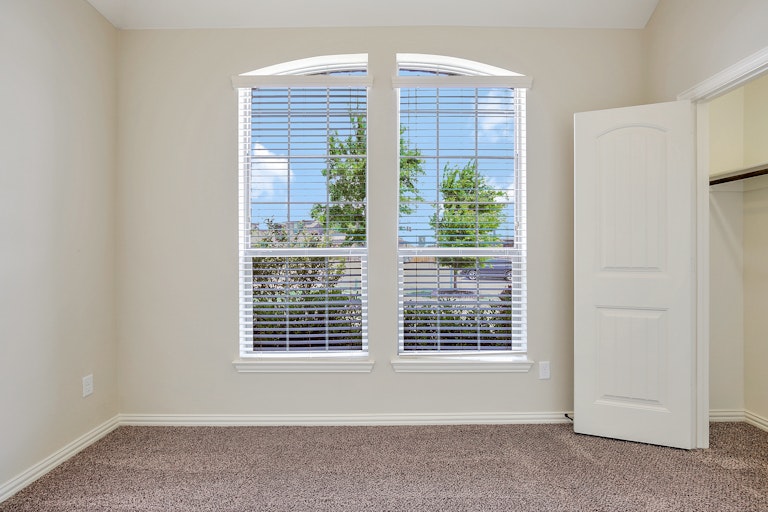 Photo 15 of 26 - 729 Seabourne Dr, Fort Worth, TX 76179