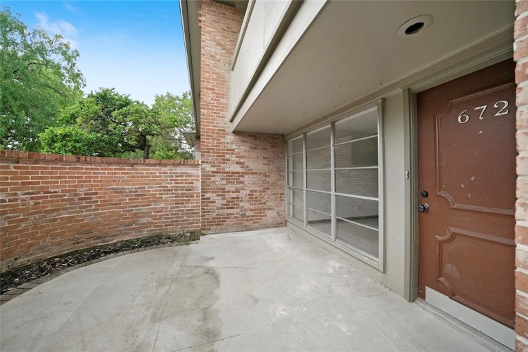 Photo 7 of 24 - 672 S Ripple Creek Dr #672, Houston, TX 77057