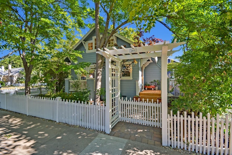 Photo 3 of 47 - 2401 U St, Sacramento, CA 95818
