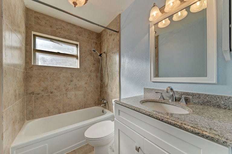 Photo 21 of 24 - 1918 Glenwick Ln, Irving, TX 75060