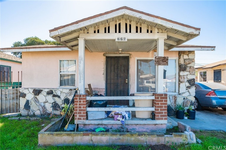 Photo 3 of 18 - 226 E 88th Pl, Los Angeles, CA 90003