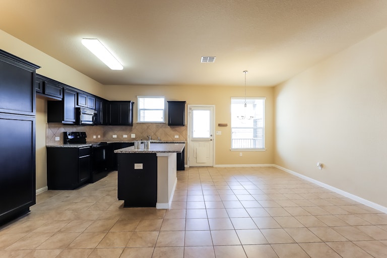 Photo 3 of 25 - 317 Crater Lake Dr, Pflugerville, TX 78660