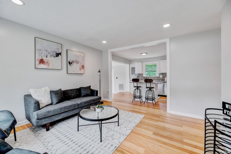 Photo 5 of 36 - 818 Shannon Dr, Chapel Hill, NC 27516