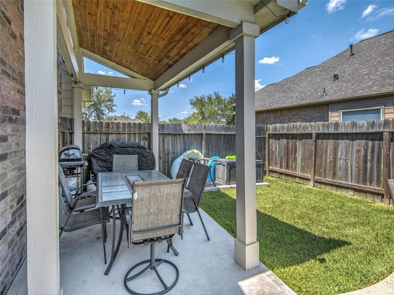 Photo 4 of 10 - 7404 Stonelick Ct, Pearland, TX 77584